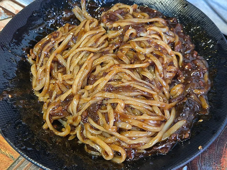 Jajangmyeon mixed and ready to eat