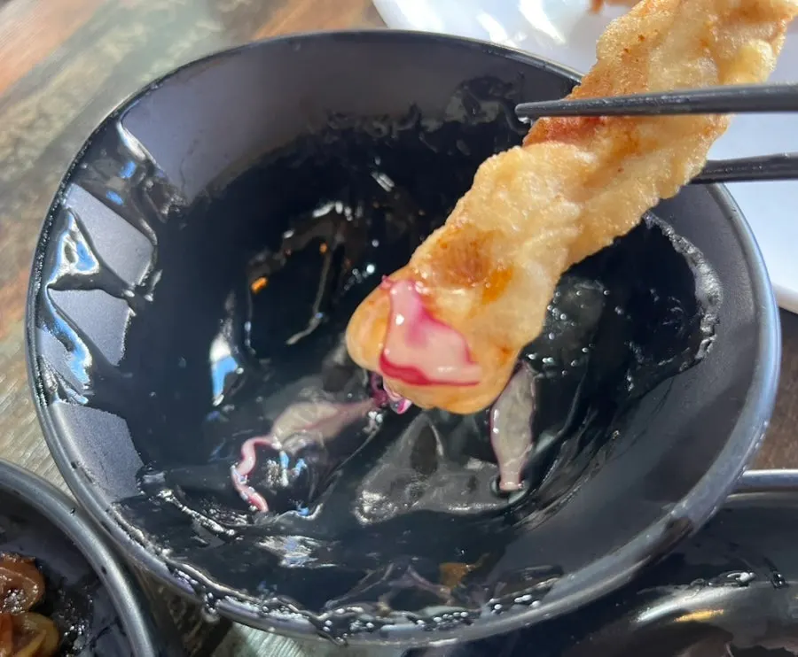 두툼한 고기가 보이는 찹쌀탕수육 단면