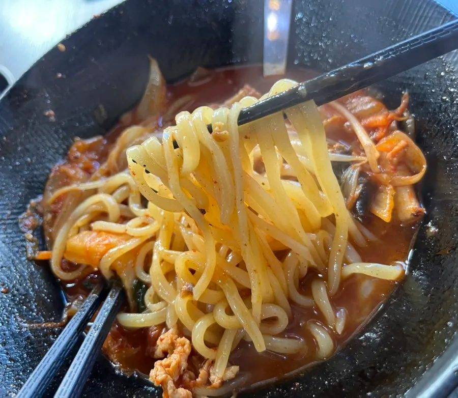 얼큰한 짬뽕 국물과 건더기