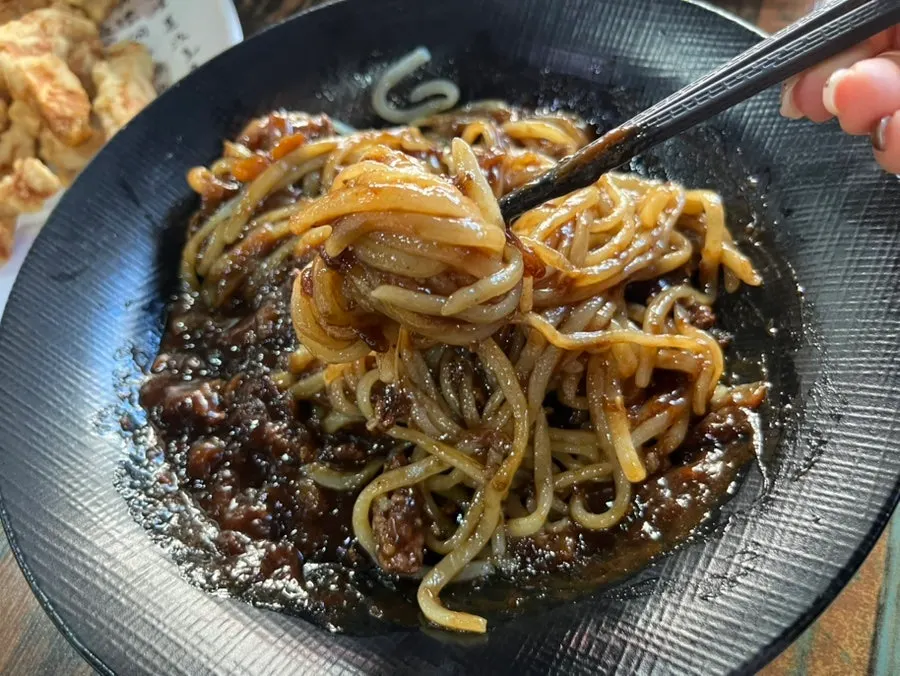 소스를 비빈 짜장면 면발