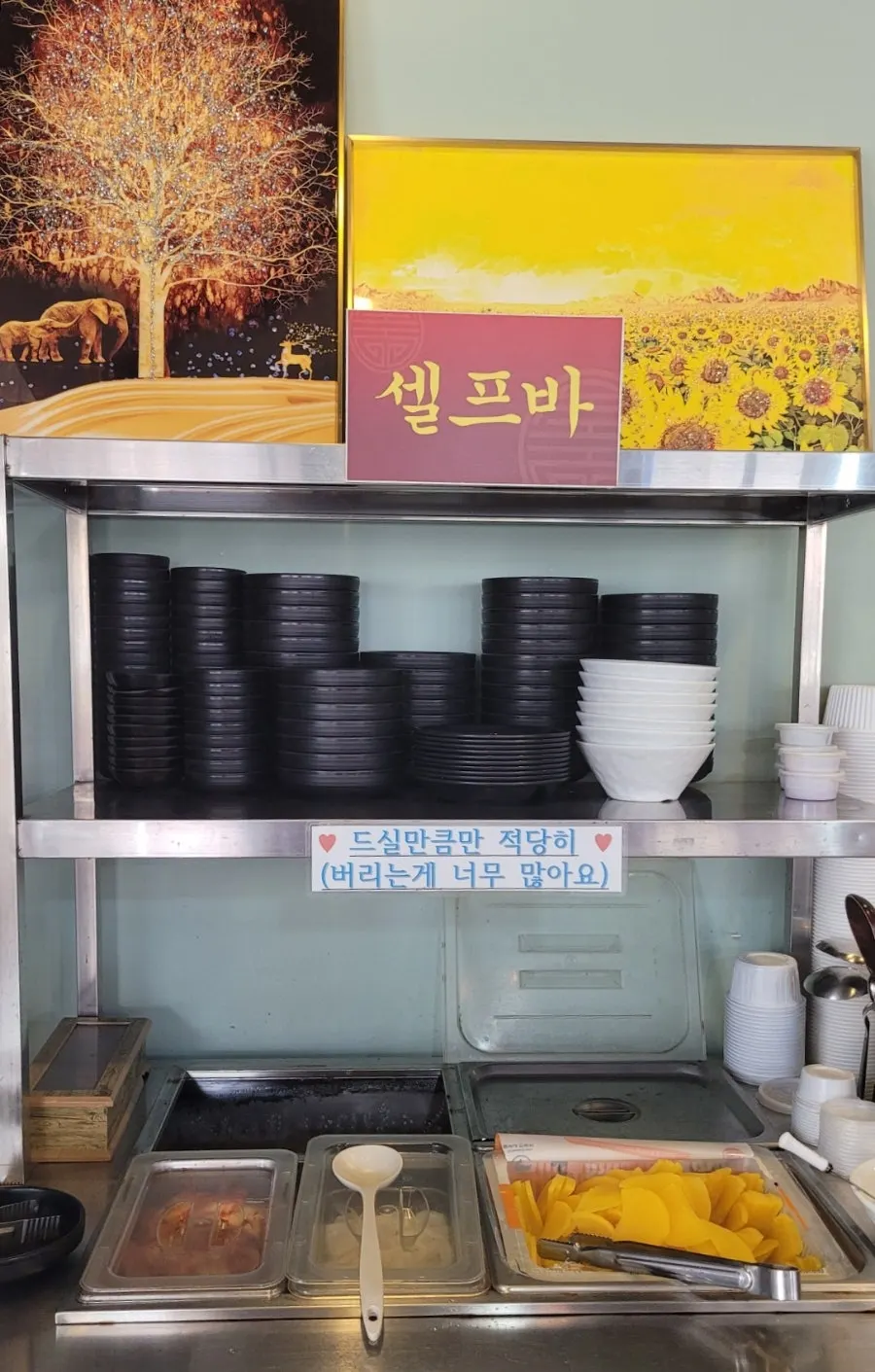 교동짬뽕 실내 벽면과 메뉴 안내