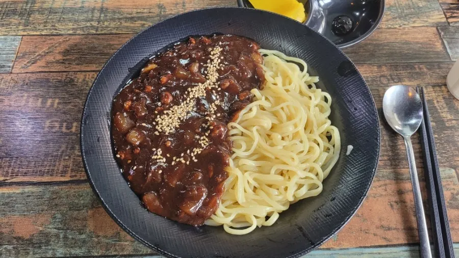 짜장소스가 넉넉히 올라간 교동짬뽕 짜장면