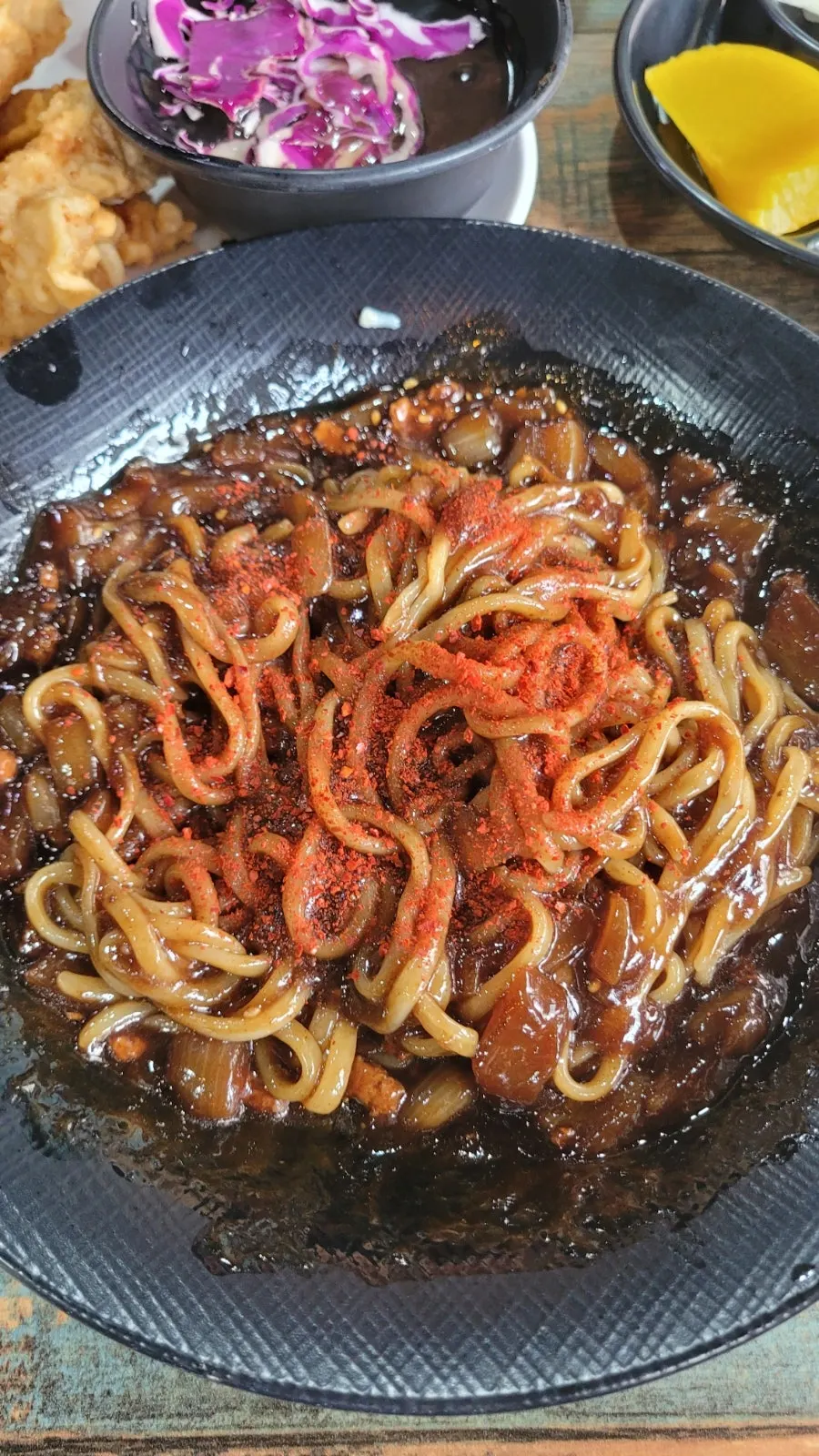 비벼놓은 짜장면 한 젓가락