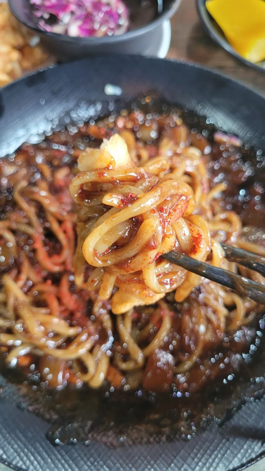 양파와 고기가 든 짜장소스 클로즈업
