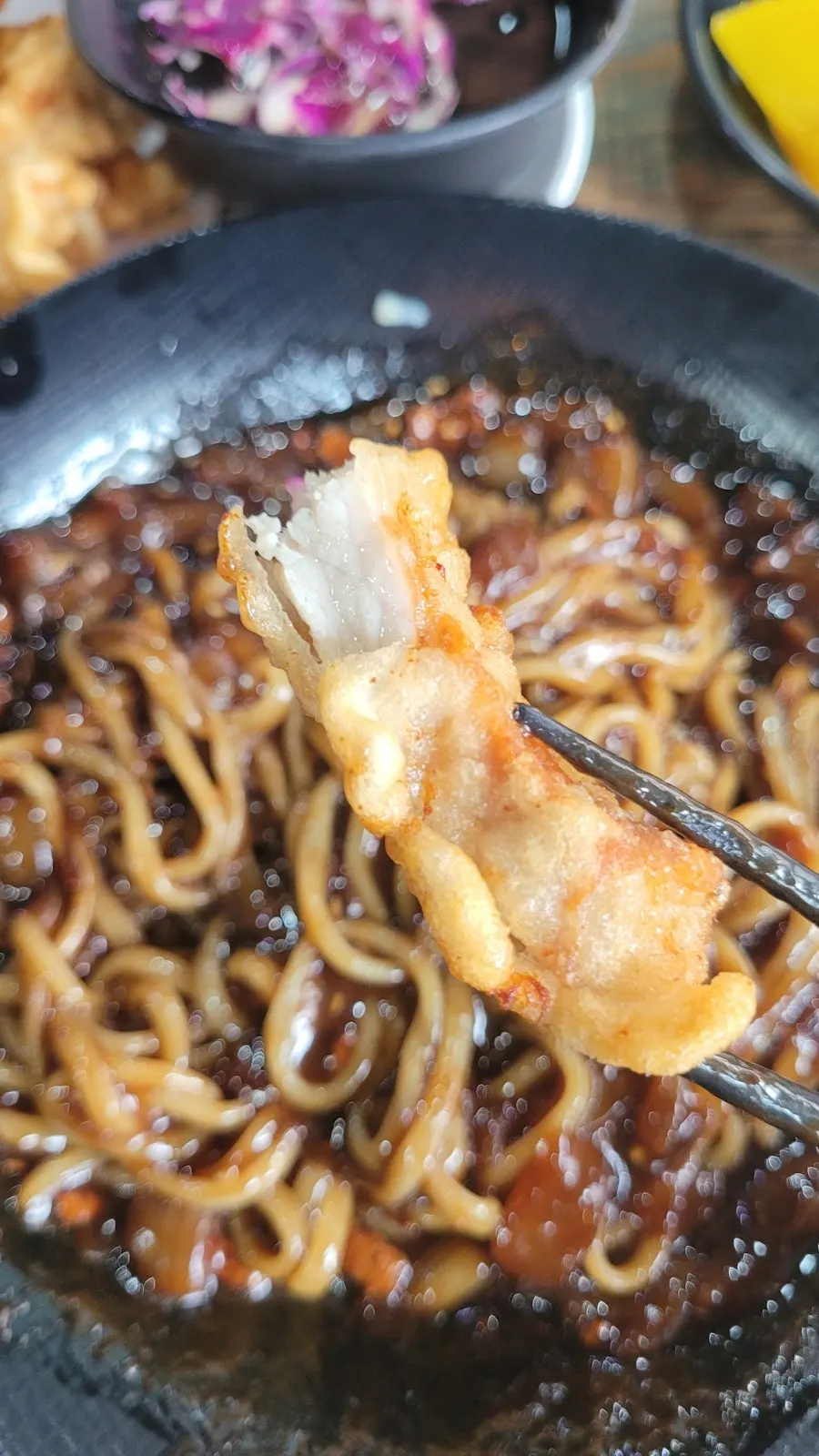 탕수육 튀김옷 단면과 안쪽 고기