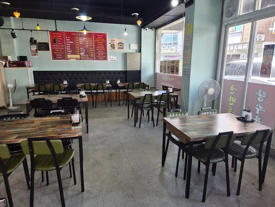 Widely spaced tables inside Gyodong Jjamppong Yongjeong Branch