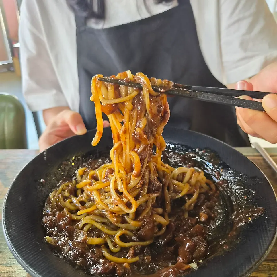 Mixing sesame into the jajangmyeon at Gyodong Jjamppong