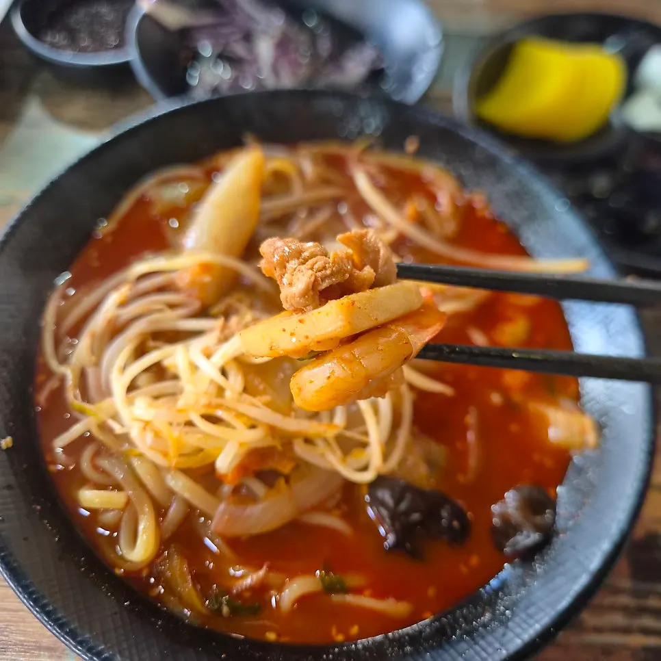 Shrimp and squid ingredients in the jjamppong
