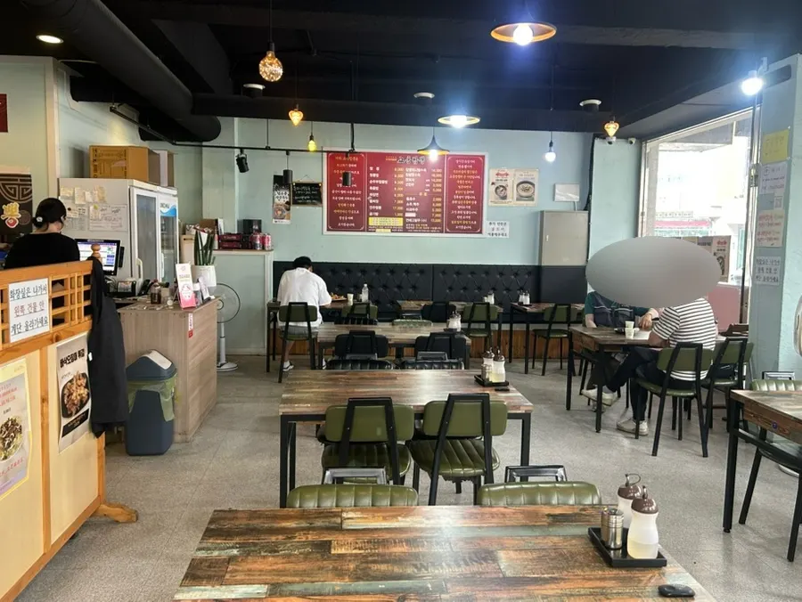 테이블 간격이 넉넉한 교동짬뽕 용정점 매장 내부