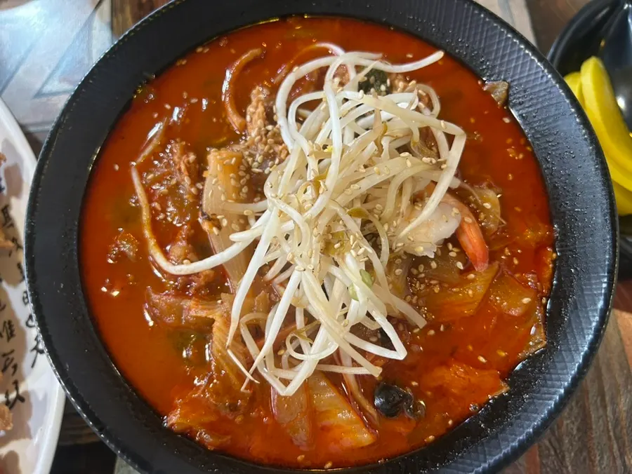 해산물 가득한 짬뽕과 찹쌀 탕수육 한 상