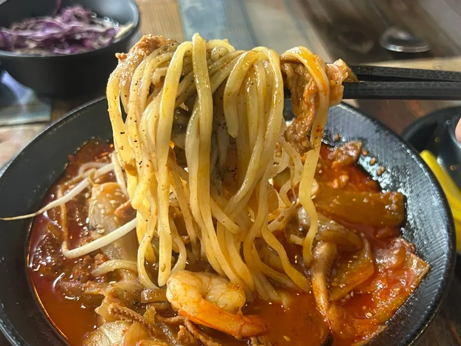 숙주가 올라간 얼큰한 짬뽕 클로즈업