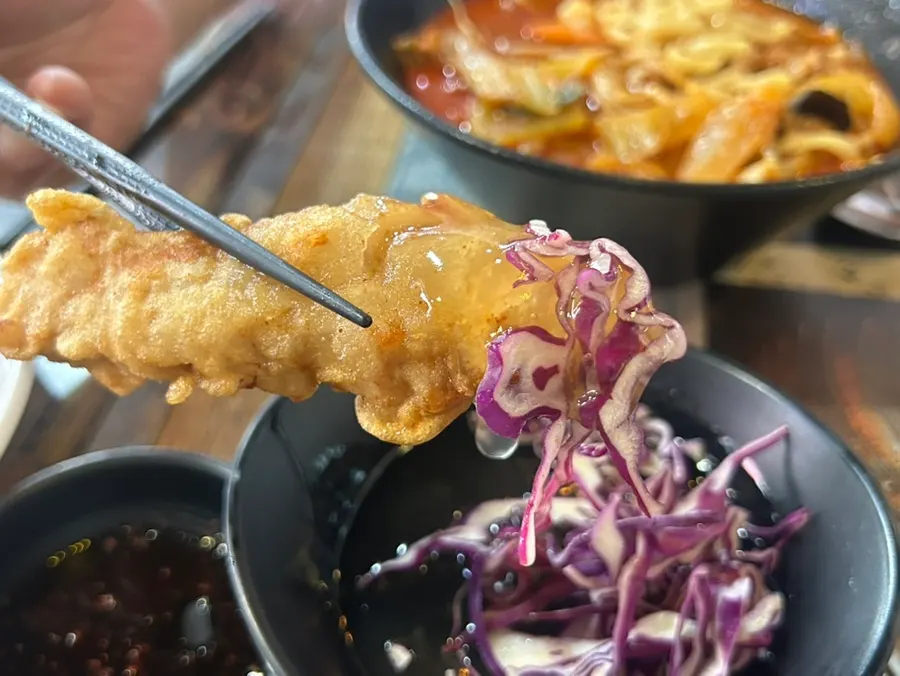 두툼한 고기가 보이는 찹쌀 탕수육 단면