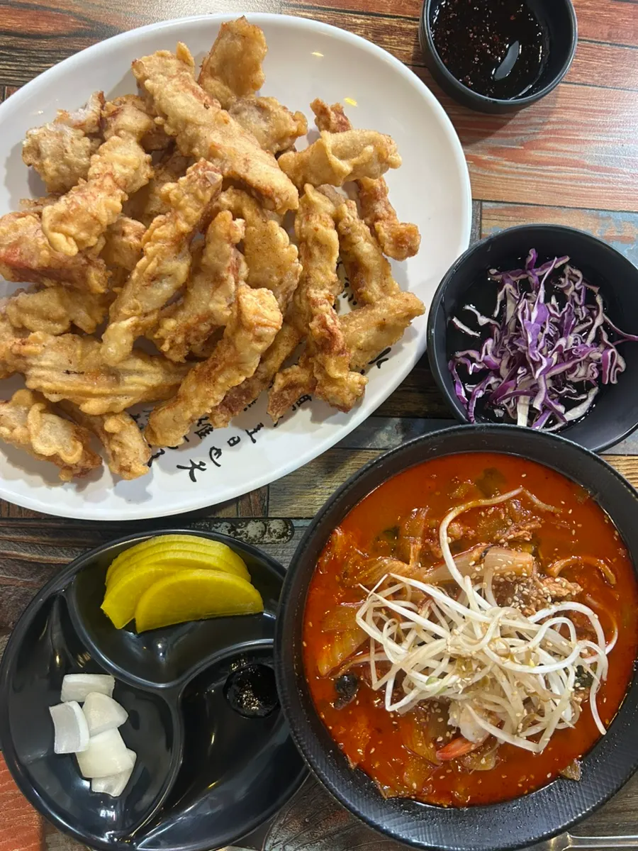 숟가락에 가득 올린 짬뽕 해산물 마무리