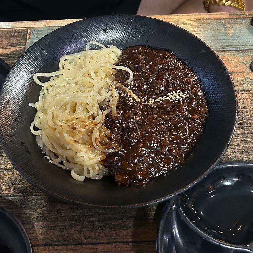 고춧가루를 곁들인 짜장면