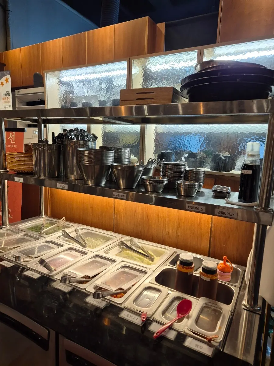 Self-serve bar for side dishes and vegetables