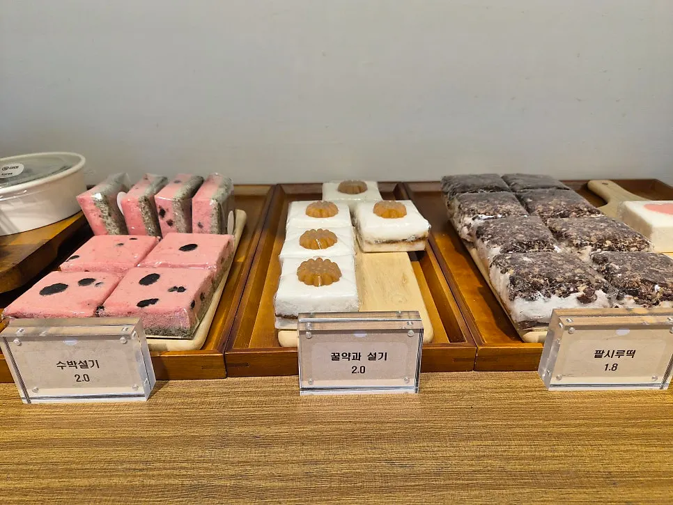 매장에 진열된 다양한 떡