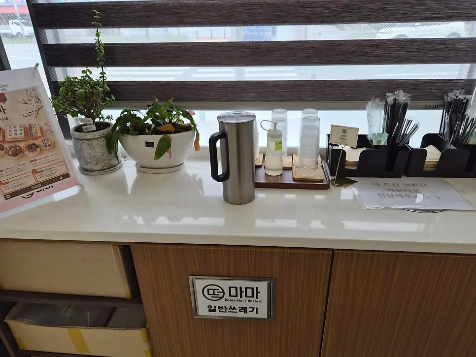 넓게 마련된 매장 내 카페 공간