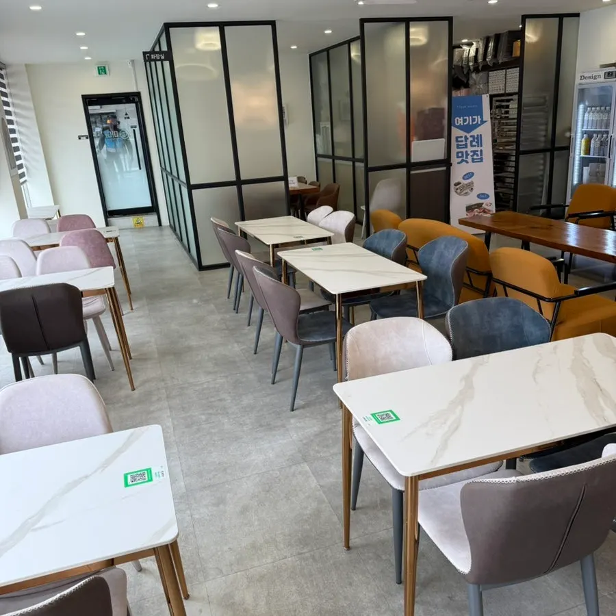 Spacious seating area inside Tteokmama Cheongju Yullyang Branch