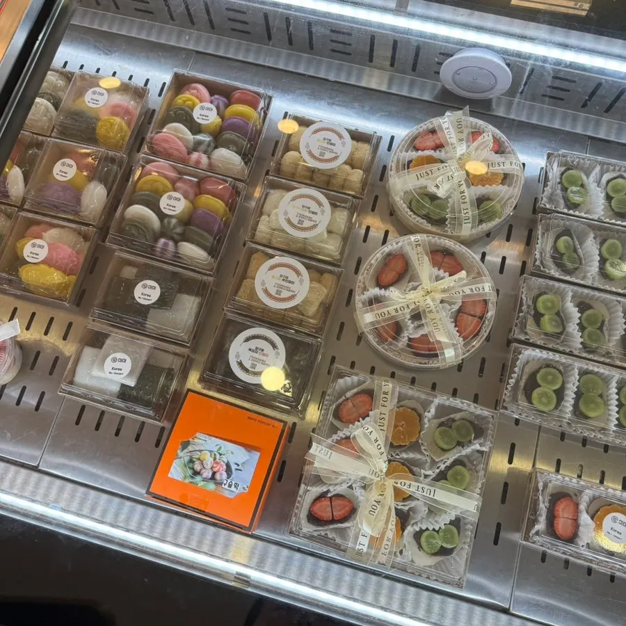 A full display of Tteokmama's rice cake varieties