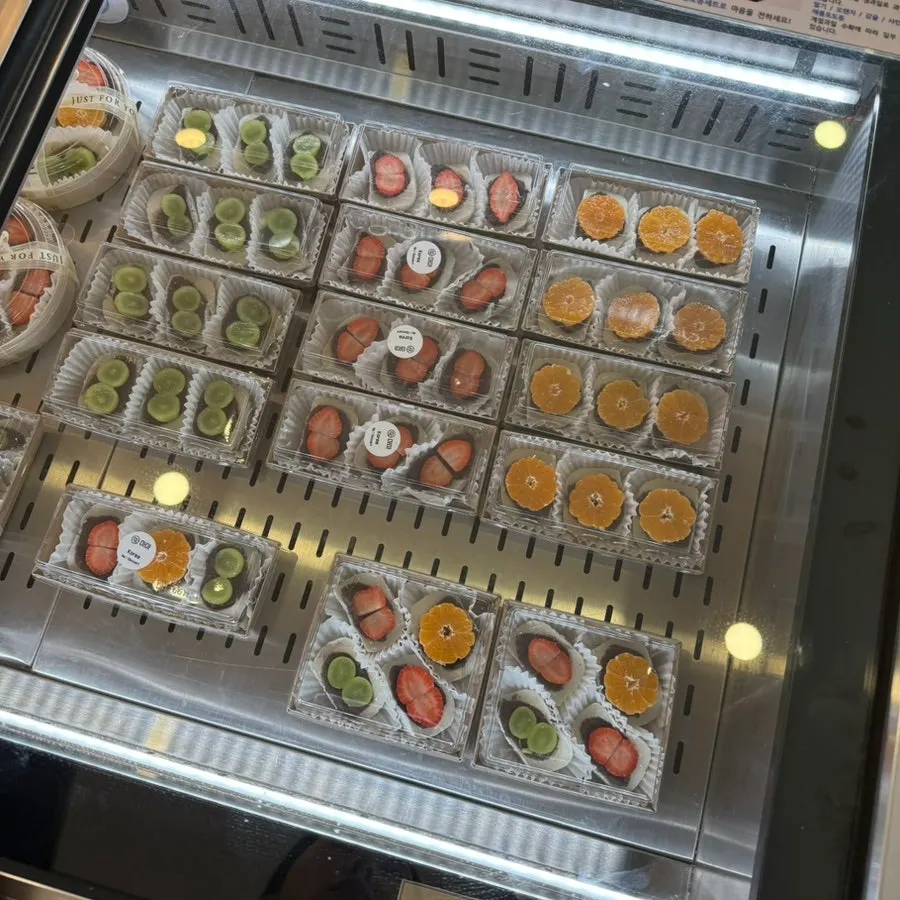 Tray of jeolpyeon and songpyeon on display
