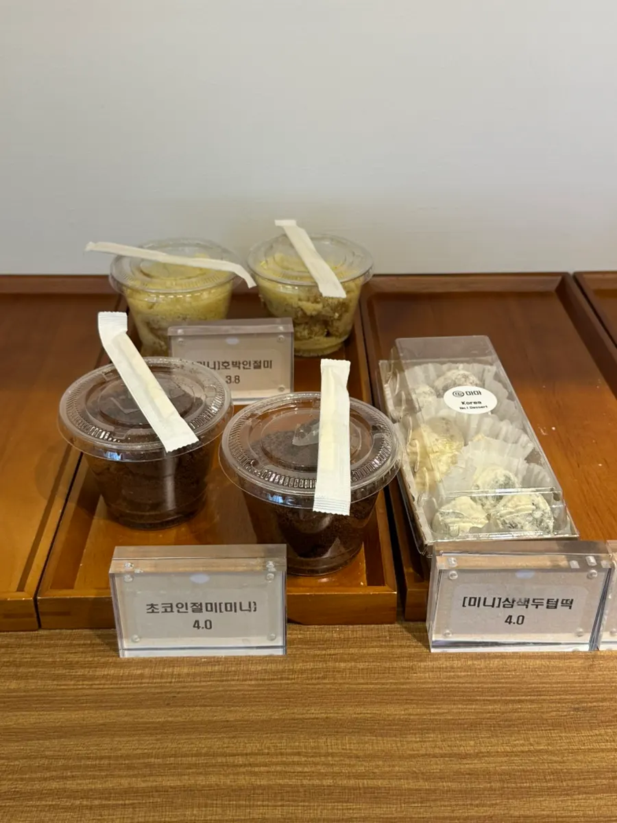 Display of jeolpyeon and five-color rice cakes