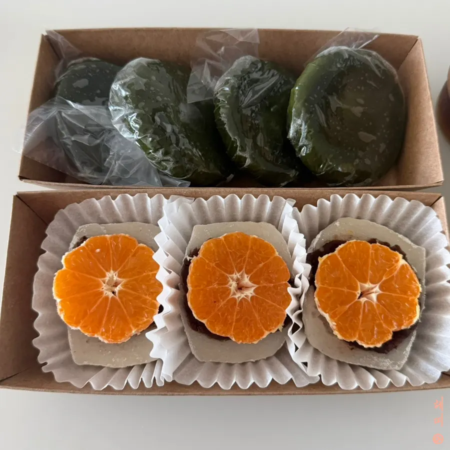 구매한 과일찹쌀떡과 쑥개떡