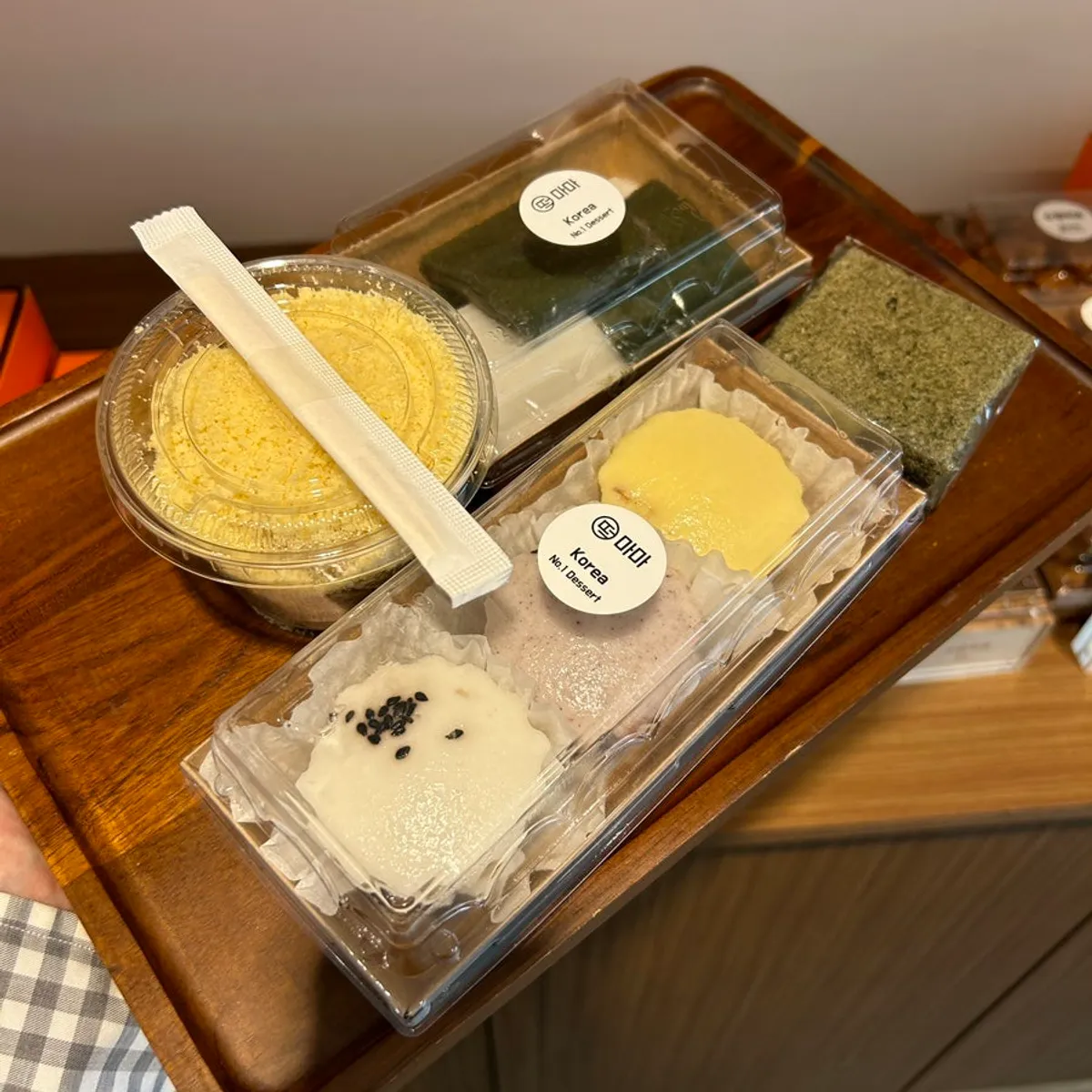 Storefront of Tteokmama Cheongju Yullyang Branch, a rice cake shop in Yullyang-dong