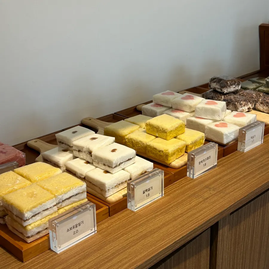 Baekseolgi display case at Tteokmama Yullyang