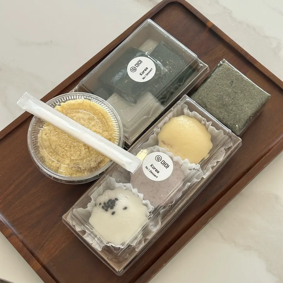 Selected anggojeolpyeon, mugwort sulgi, pumpkin injeolmi, and three-color anggeum jeungpyeon