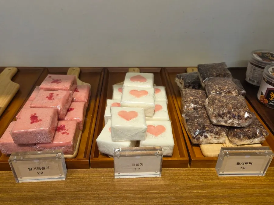 Room-temperature rice cake menu available individually
