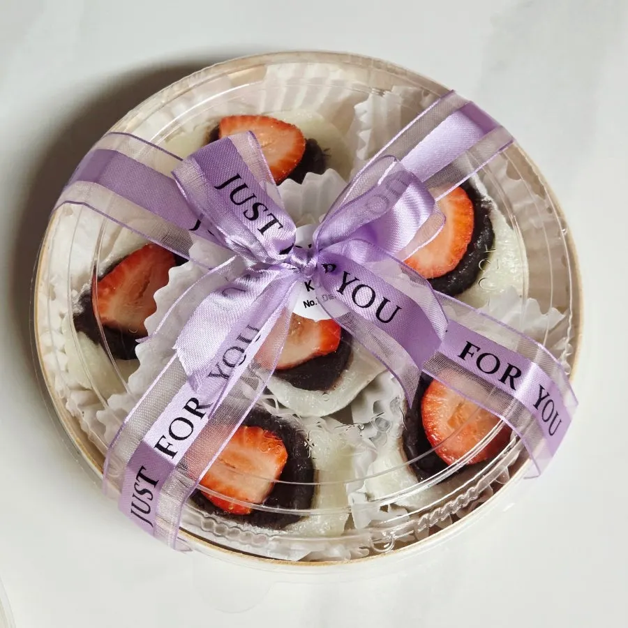24-piece flat honey tteok and six-piece strawberry mochi