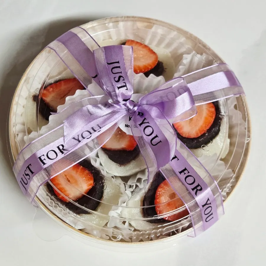 Rice cakes in bamboo-like containers