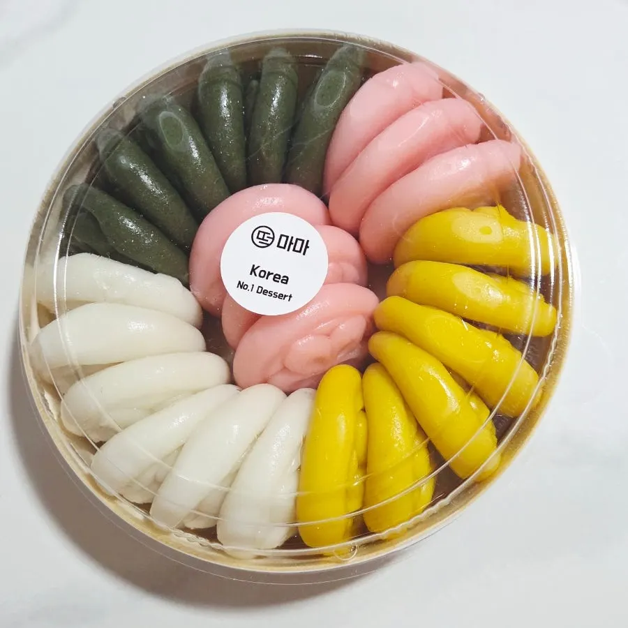Flat honey tteok stamped with flower shapes