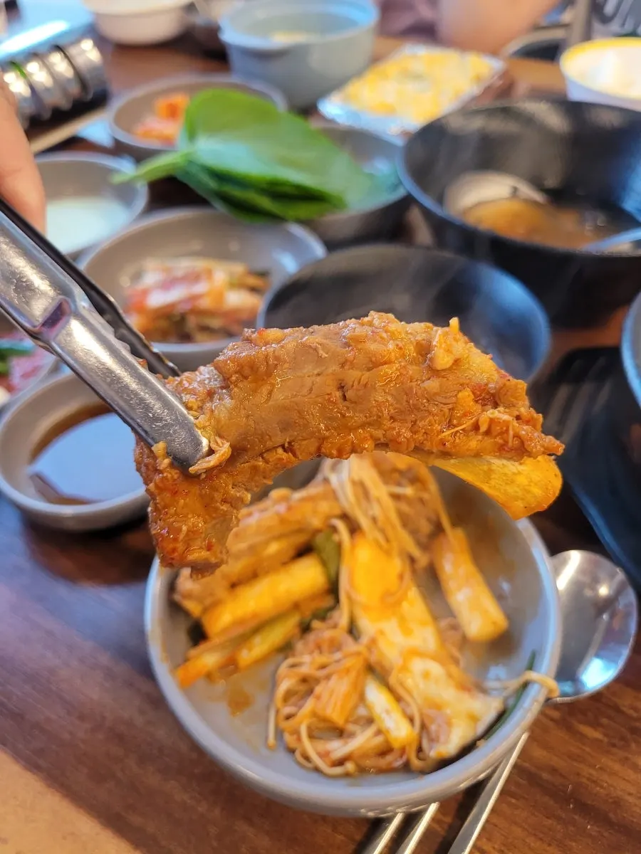 Spicy braised pork ribs soaked in seasoning