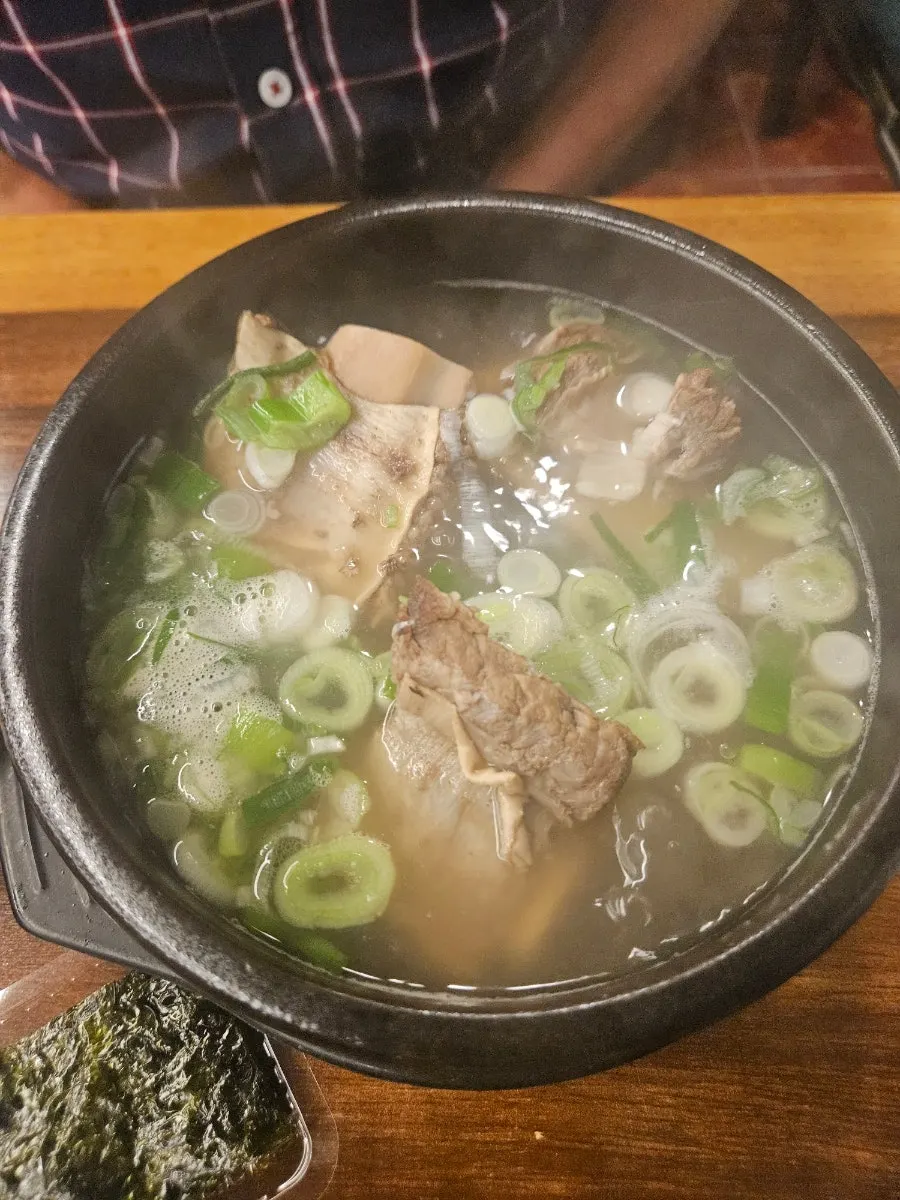 늦은 저녁 시간 홍등식당1997 매장 내부
