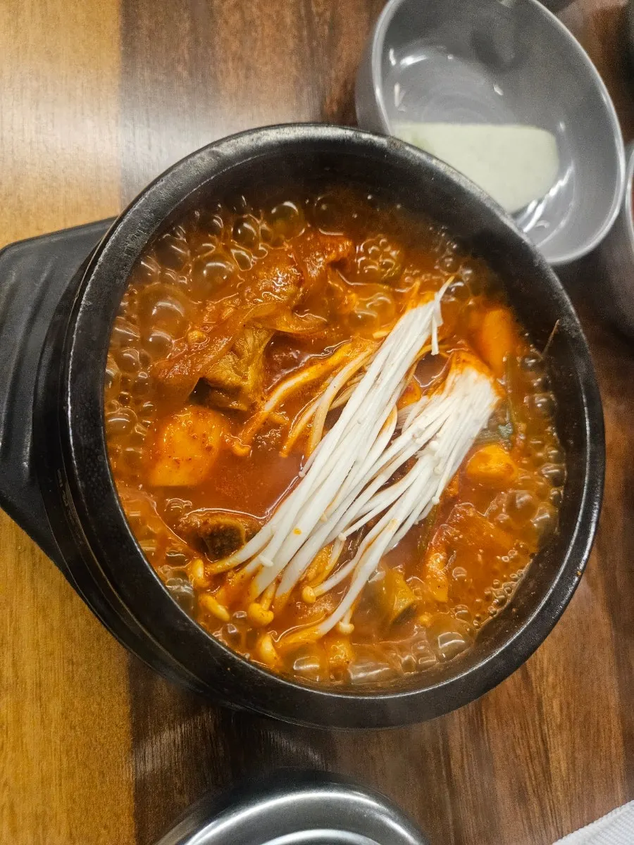 홍등식당1997 좌석과 단체석 모습