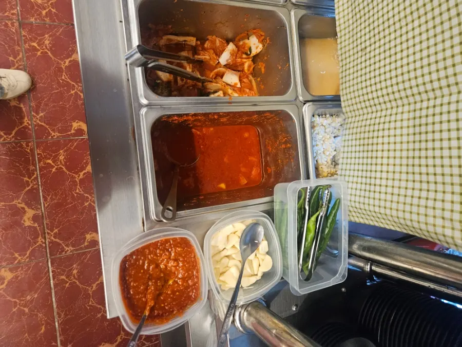 등갈비와 당면 사리, 떡이 든 등갈비찜 뚝배기