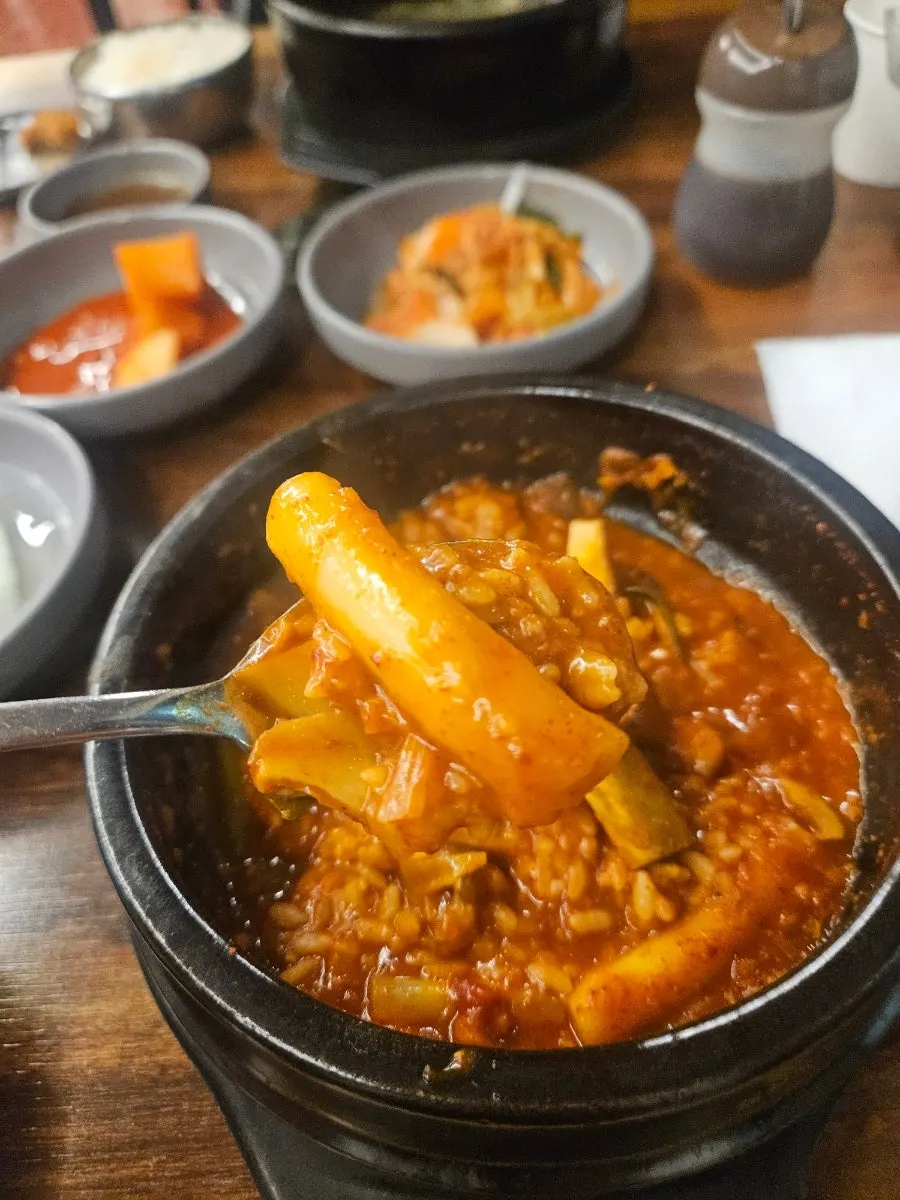 추가 주문한 주먹밥과 등갈비찜 양념