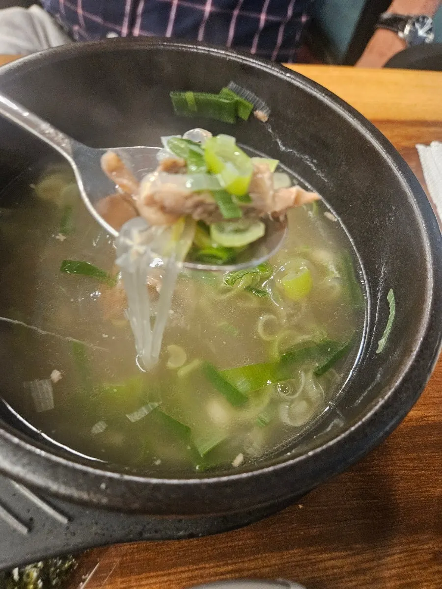 깻잎과 쌈무를 가져다 먹는 셀프바