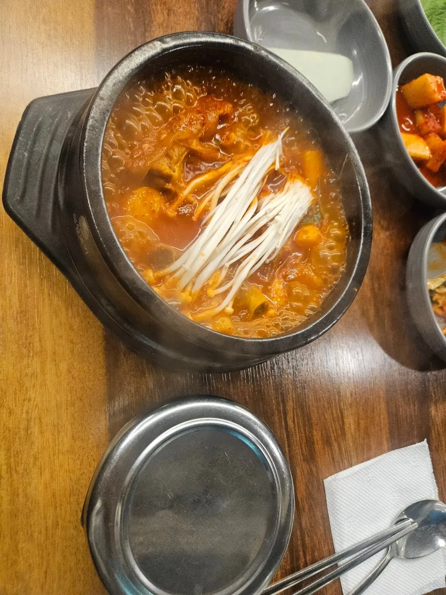 깻잎에 쌈무와 갈빗살을 싼 쌈