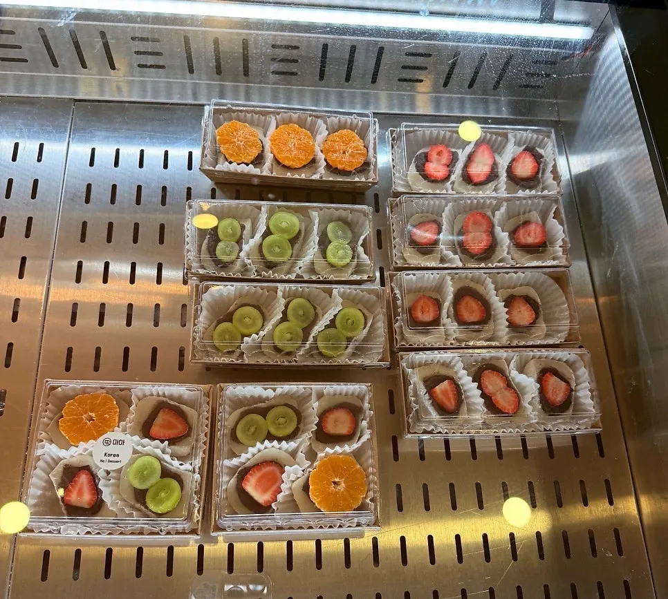 Tteok display mostly sold out on a Saturday evening
