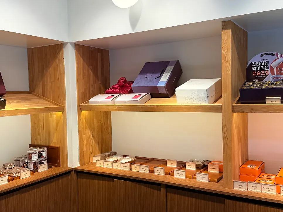 Tteok and desserts in the refrigerated display