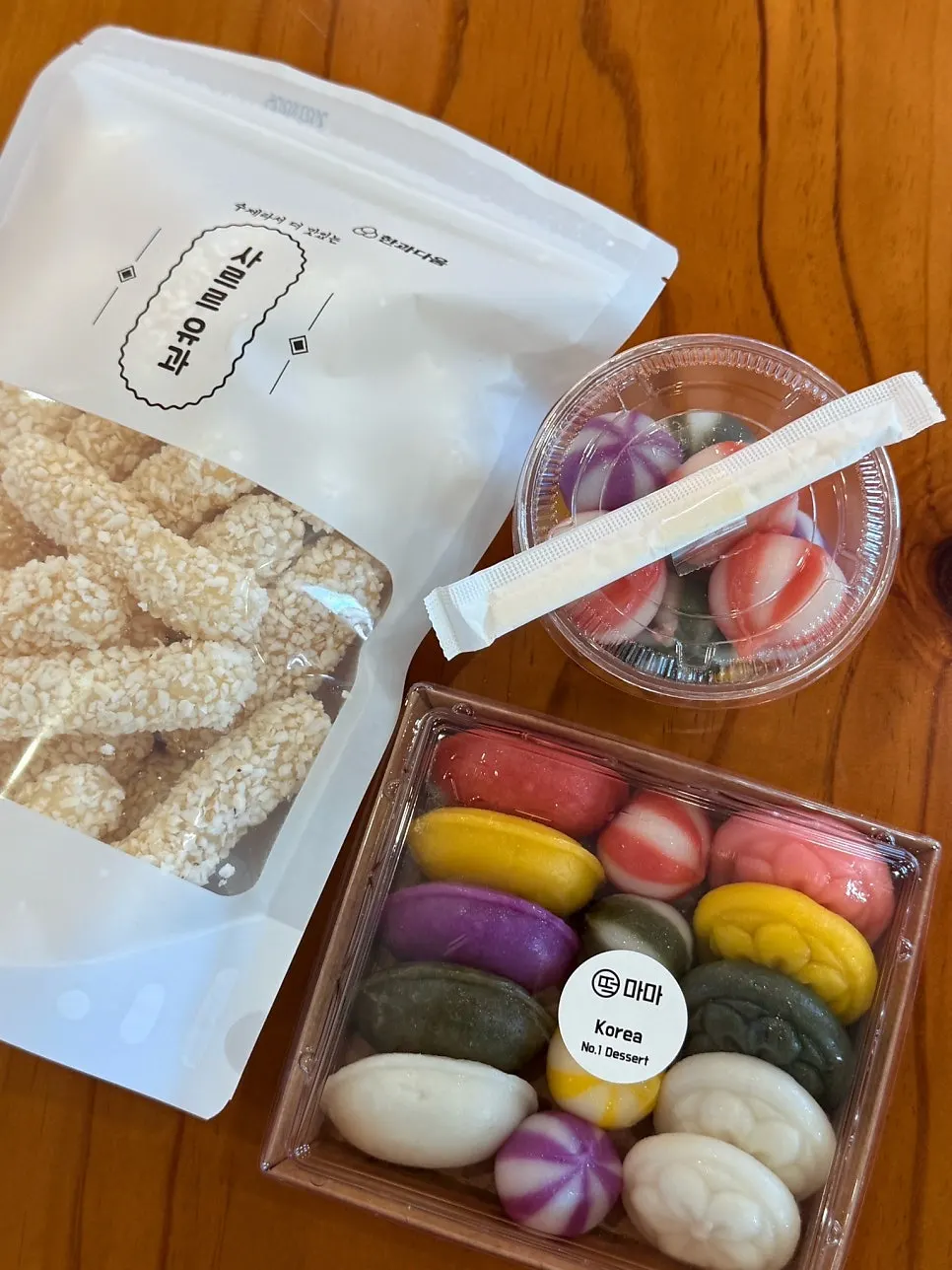 Purchased rainbow baram-tteok, ganache jeolpyeon and yugwa