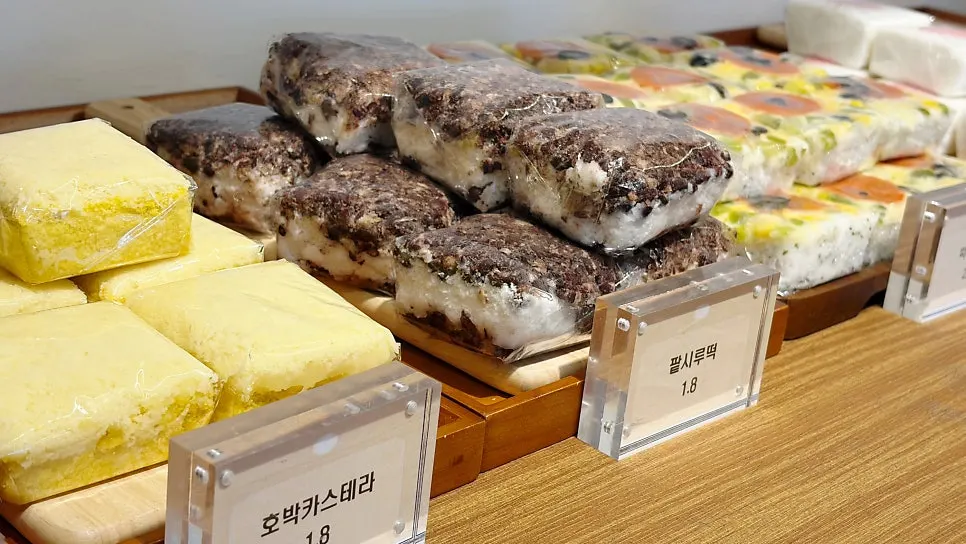 떡이 가지런히 놓인 떡마마 쇼케이스