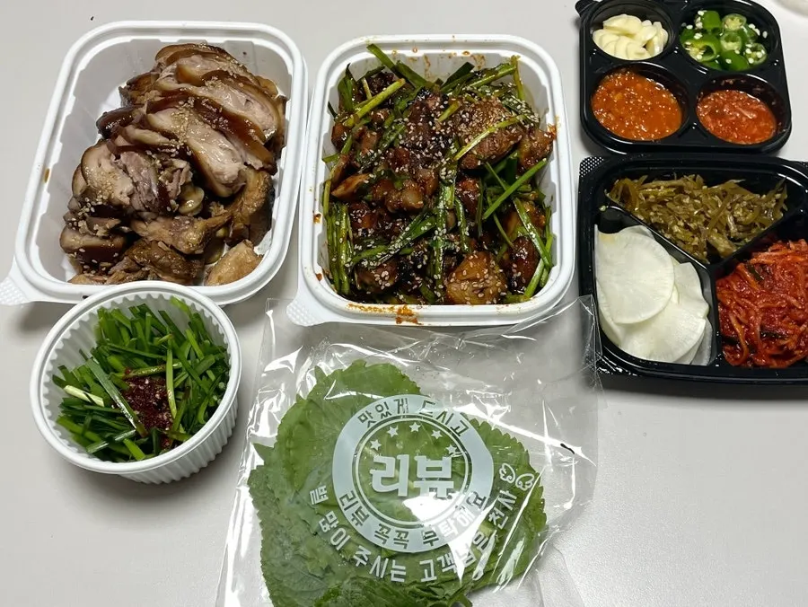 소스와 쌈채소, 반찬이 함께 담긴 포장 구성