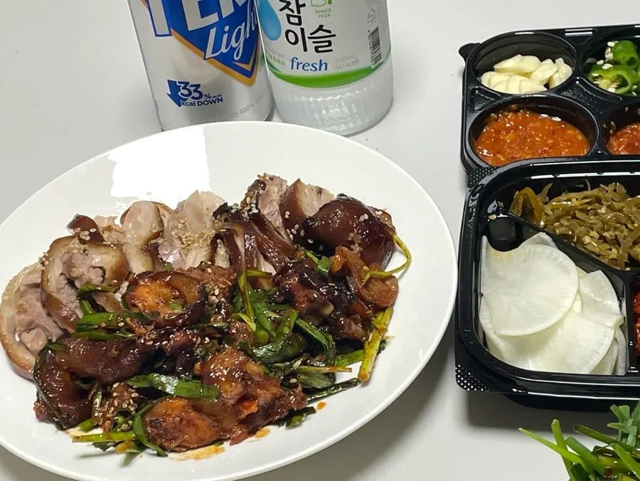 접시에 옮겨 담은 기본 족발