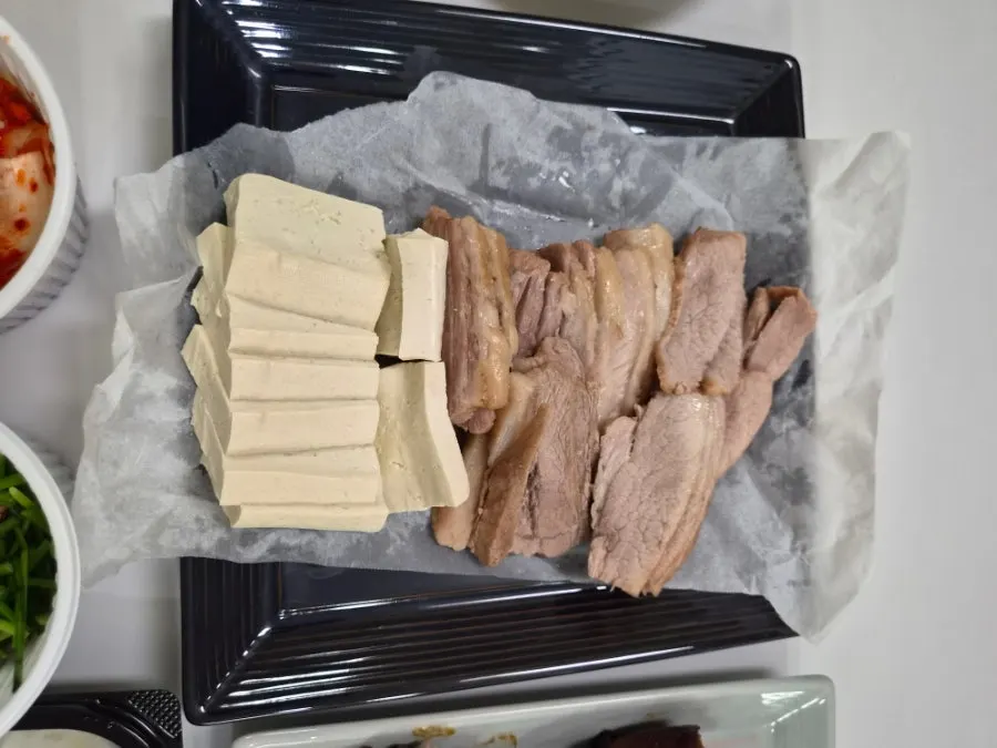 접시에 담은 족발과 보쌈