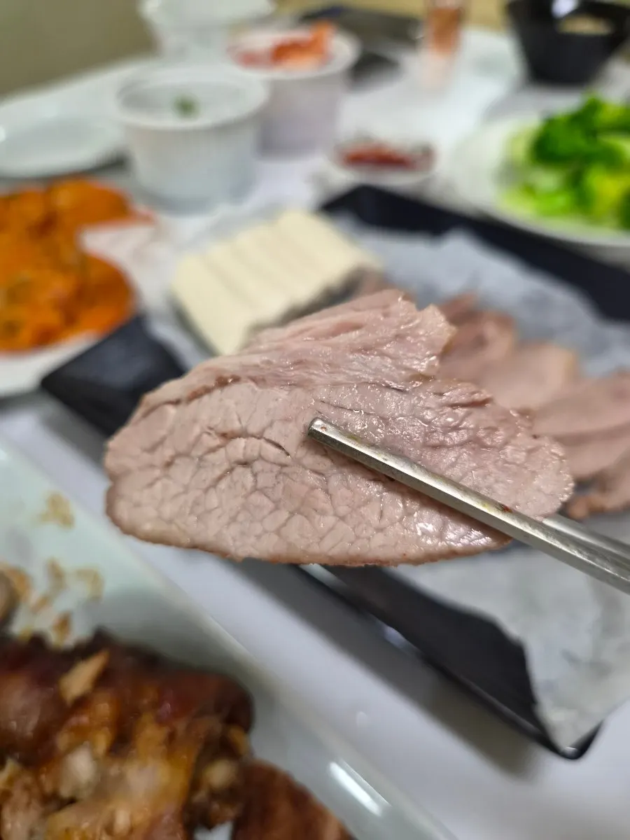집에서 술과 함께 즐기는 족발