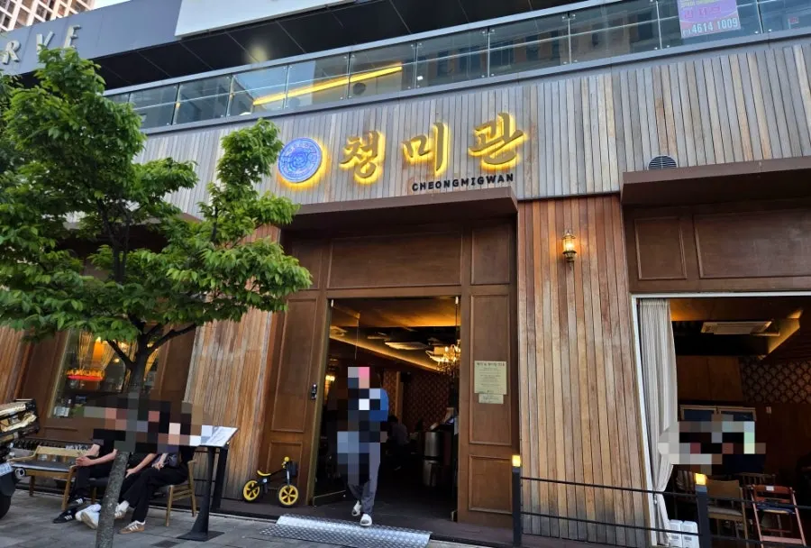 Entrance and elevator of the Narittaemaeul Complex 5 commercial building
