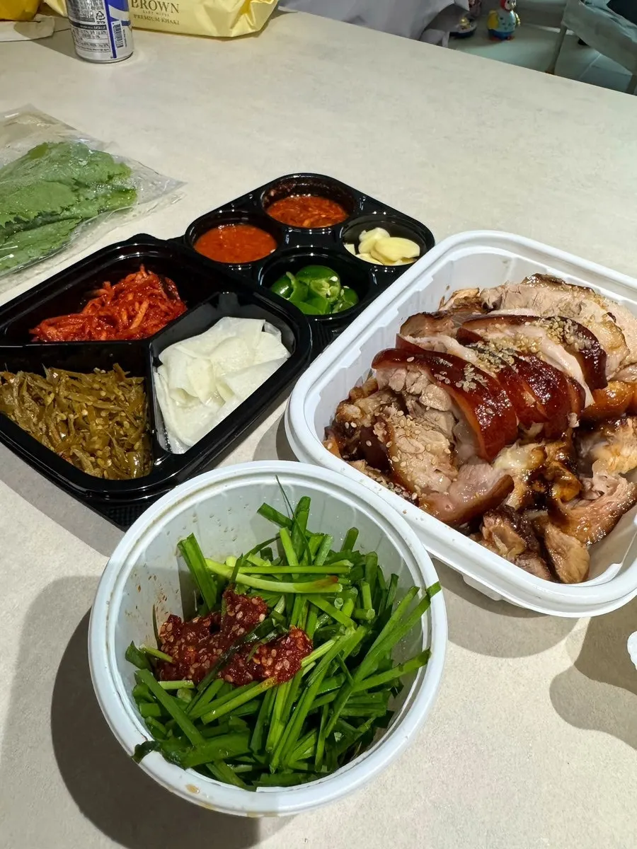 포장을 뜯어 차린 청미반반족발 상차림